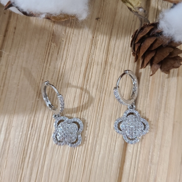🍀🍀NEW🍀🍀 EXQUISITE!! CZ Clover Dangle Earrings in SILVER Plating - Picture 15 of 15
